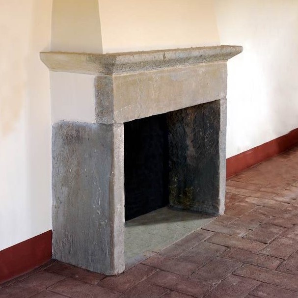 camino in pietra serena di casa colonica toscana